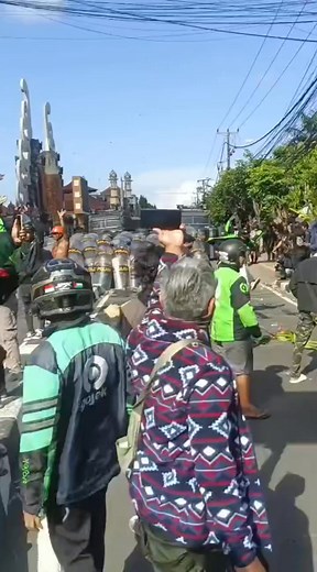 Sisa demo aksi damai hari ini depan POLDA Bali. Bali tidak mudah terprovokatif. Tapi Bali tahu cara demo yang elegan, pengalaman Tolak Reklamasi berjilid-jilid. #balipatrol #baliupdate #infobali | Bali Patrol