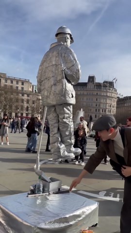 The wonderful reactions after they checked under my legs.#livingstatue #floating #performer #works