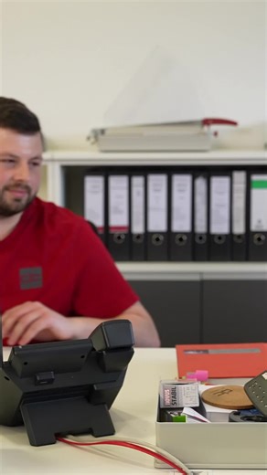 Wie sieht eigentlich die Welt von #DriveCon aus? 🌍 Spoiler: jede Menge Kabel, Steuerungen, Brainpower und Teamspirit! Wir arbeiten daran, Technik noch effizienter und nachhaltiger zu machen. 🦾 Und genau das wollen wir mit dir teilen! 🤓