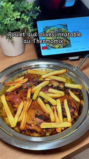 Poulet aux olives & citron confit au Thermomix 🇲🇦 Ingrédients • 4 cuisses de poulet ou 1 petit poulet • 2 oignons • 40 g d’huile d’olive • Sel, poivre • 1 c. à café de gingembre • 1 c. à café de curcuma • Quelques pistils de safran • Coriandre fraîche • 350 g d’eau chaude • 200 g d’olives dénoyautées (dessalées) • 10 g de smen ou de beurre • La moitié d’un citron confit Préparation \t1.\tMettre les 2 oignons coupés en deux, l’huile d’olive, les épices, la coriandre fraîche et un quart de citro