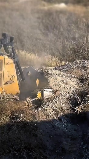 513K views · 8.6K reactions | Double Cat D9R Dozers in Full Power Action  Different Sites, Same Beast Mode! #CatD9R #DozerPower #HeavyEquipment | Earthmover Legends | Facebook