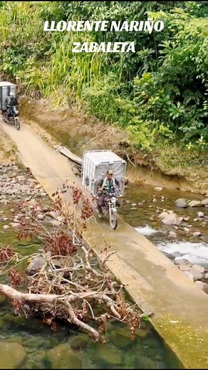 248K views · 3.3K reactions | #Atención ¡Qué tal!  Hombres fueron grabados llevando grandes tanques de agua en sus motocicletas, en una placa huella en Llórente, Nariño. Esta es una forma de llevar cargas en algunos lugares de la Colombia profunda. | Putumayo noticias sin C€nsura | Facebook