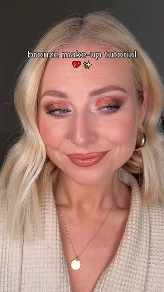 Make-up ULTRA veloce e ULTRA d'impatto! 💥 La nostra collezione Ultra è il tuo alleato perfetto per tutti i tuoi look grazie ai pigmenti intensi e cremosi (vogliamo parlare di quanto è bello lo shimmer bronzo?) Prodotti utilizzati: 👉 Matita Glimmerstick Diamond in Black Bijoux 👉 Palette Ultra Bronze 👉 Mascara Ultra Volume Waterproof 👉 Matita Labbra Ultra in Simply Spice 👉 Rossetto Ultra Creamy in Peachy Nude Corri a scoprire tutta la collezione Ultra su avon.it 💥 #AvonItalia #ColoriChePren