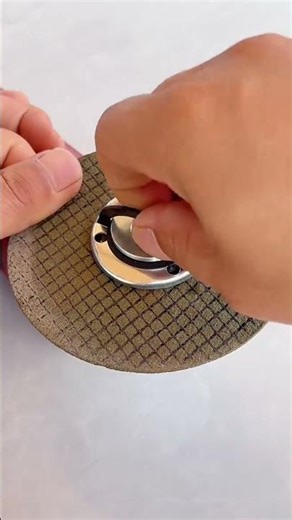 Simple and easy to use angle grinder pressure plate