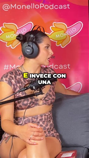 𝔼𝕞𝕚𝕝𝕪 𝔼𝕤𝕡𝕚𝕟𝕠𝕫𝕒 - ℙ𝕠𝕕𝕔𝕒𝕤𝕥 𝕄𝕠𝕟𝕖𝕝𝕝𝕠🍌 𝕔𝕙𝕖 𝕟𝕠𝕟 𝕗𝕒 𝕡𝕖𝕣 𝕥𝕦𝕥𝕥𝕚! on Instagram: "In questo episodio del Monello Podcast, parliamo di esperienze fuori dagli schemi — quelle che iniziano per curiosità e finiscono lasciandoti con una domanda in più su te stesso. A volte non serve capire tutto, basta vivere e ridere di ciò che scopriamo. 👉 Link in bio #MonelloPodcast #Esperienze #Curiosità #PodcastItalia #Riflessioni #StorieReali #Ironia"