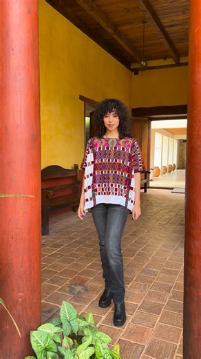 ✨💙Huipil mam de Colotenango, Guatemala. Algodón tejido en telar de cintura brocado y bordado a mano con hilos del mismo material algodón.✨💙 💐Este impactante huipil está tejido con varios diamantes multicolores en todo el cuerpo. El área del cuello está acentuada con flores bordadas a mano de rosas, verdes, amarillos y azules que le dan casi un aspecto de vidriera. El bordado del escote se realiza para que el diseño sea el mismo por dentro y por fuera. Las zonas donde se unen los paneles tambi