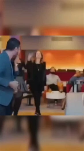 kelas на связи 👋 on Instagram: "под кне 15оо швам Top sxema 📊: This educational Reel explores a smart green energy solution used in modern cities. The video shows crowded sidewalks in large urban areas, where special panels under the pavement convert human footsteps into clean electricity. As people walk, run, or jump, pressure is applied to piezoelectric materials, generating renewable energy in real time. The produced energy powers street lights, public screens, and digital sensors that trac