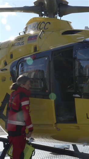 So hilft die ADAC Luftrettung Menschen in Not 🚁🤕 ➡️ Dramatische Einsätze, bewegende Geschichten und Einblicke in die Zusammenarbeit im Rettungshubschrauber und auf der Luftrettungsstation. ➡️ Als eine der größten Luftrettungsorganisationen Europas startet die gemeinnützige ADAC Luftrettung seit 55 Jahren von mittlerweile 38 Stationen zu über 49.000 Einsätzen im Jahr. 🎥 Unsere neue Serie "ADAC im Einsatz – Luftrettung hautnah" begleitet die Crews der ADAC Luftrettung an den Stationen in Wittli
