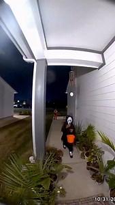 See what I saw at my door! 🫨 Yes, I know it's Halloween. And I respect that tradition. I observe all the paparazzi that surrounds it in total wonder about why they have to decorate their houses and streets like that, and eventually dress like that on the day...🤷‍♀️ I see giant skeletons and human-like images at doors and entrances during that season. I was startled and almost freaked out the first time I saw a giant-like image at the store and it spoke as I passed. Weird to me. I almost starte