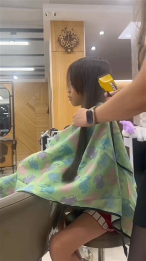 一直想學偶像Aㄛ薩，留長及腰才要捐髮的。 計畫寒假帶她去拍一本藝術照留念再剪。 因為女孩可能一輩子才留一次這麼長的頭髮。 今天被媽媽無預警的帶去剪掉了。 開始往清新路線走吧～ | Mami Chen