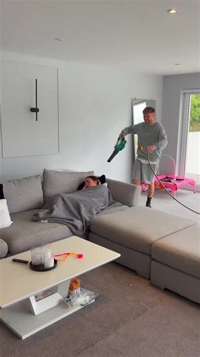 Indoor storm prank 😂🌪️ #fblifestyle | Abcde