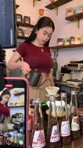 NYEDUH BARENG DADAKAN Hari ini, berkesempatan untuk nyeduh bareng temen di @kopi_susu_premium_beans. Nyeduh manualan brew dengan alat origami ditambah metode decanter wine. Hari ini nyobain dua beans mewah alias geisha geisha-an dari lokal sama import. Untuk beans lokal geisha-nya saya pakai Sunda Geisha, sedangkan untuk yang impor nyobain Finca Mila Rose. Terimakasih kepada @masbassss_ yang sudah membawakan beans mewah oleh oleh dari WOC kemarin.