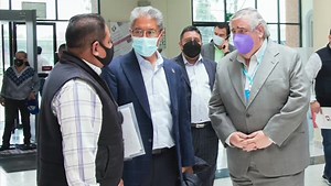 Este viernes, el titular del Poder Judicial del Estado de México, Ricardo Sodi Cuellar visitó los Tribunales de Alzada en materia Penal y las Salas Civil y Familiar en el Palacio de Justicia de Texcoco, donde conversó con servidores judiciales, magistradas y magistrados. Constató la aplicación del Protocolo Sanitario y escuchó sobre las necesidades del servicio, en estos órganos jurisdiccionales que durante 2020 recibieron 2162 asuntos. Acompañado por los consejeros Enrique Vega Gómez, Gerardo d