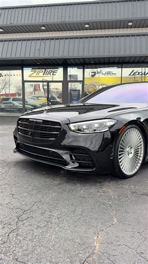 Luxury meets precision. 😮‍🔥 Fresh 22” wheels installed on our customer’s Mercedes S-Class — clean, bold, and timeless. If you’re gonna ride, ride right. 💼✨ #ziptire #ziptireshowroom #mercedessclass #luxurywheels #wheelsinstock mobileservice gawheeldealer