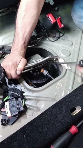 This technique allows you to unclog and open the fuel filler cap.