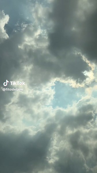 Stunning Cloud Scenery Captured in Serene Sky