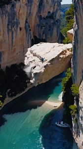 Hope he’s got good insurance for this one! 🪨🛥️💥 #boat #boulder #geico #insurance #ocean | Status.ai