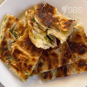 When life gives you non-butter puff pastry, make spring onion pancakes. sbs.com.au/food/article/2020/07/07/two-ingredient-shortcut-spring-onion-pancakes | SBS Food