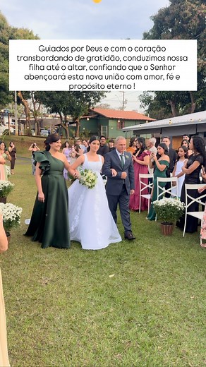 Os pais da noiva e a noiva simplesmente perfeitos por @oficialiamariees @7modafesta | 7 MODA FESTA