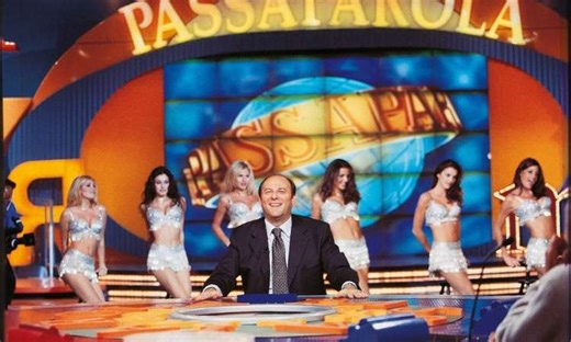 Fabrizio Corona lancia nuove accuse contro Gerry Scotti insinuando rapporti intimi con le Letterine di Passaparola | Se l’è passate tutte