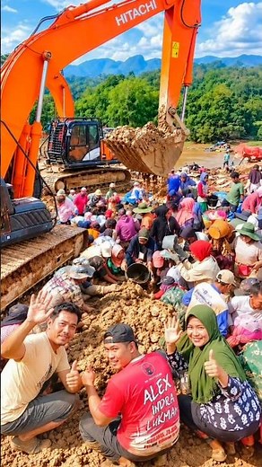 PEOPLE FINDING TREASURE HUNTING FOR GOLD AT THE MINING EXCAVATOR SITE WORK #hitachi #goldmining #fyp