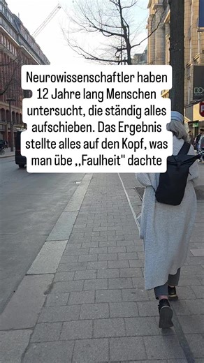 Für mehr solche inspirierenden Denkanstöße folge @maren.birgitta,. 1️⃣ Wenn du viel prokrastinierst, arbeitet dein Gehirn anders. Nicht langsamer. Sondern auf Schutz ausgelegt. Es bewertet Aufgaben schneller als Risiko. Und bremst dich, bevor du beginnst. 2️⃣ Der präfrontale Kortex will planen und entscheiden. Doch das Stresssystem funkt dazwischen. Zu groß. Zu unsicher. Zu viel Druck. Also wird vermieden. 3️⃣ Belohnung verschiebt sich. Das Gehirn greift zu dem, was sofort entlastet. Scrollen. A