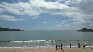 青澳湾航拍，这么大的一个海湾只有三三两两的人，旅游的人太少了