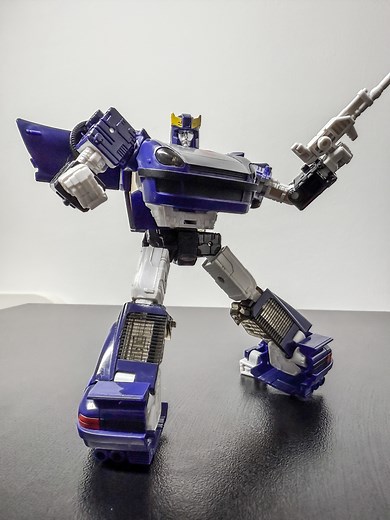 Legacy Lineup: Silverstreak Unleashed #Transformers #LegacySeries #Silverstreak #Autobots #RobotToCar #ActionFigure #ToyReveal #CollectorLife #HasbroToys #TransformersCollecting #ToyPhotography #SilverSpeed | Chopper’s Toys