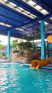 Coco Key Water Park Resort Orlando 🌴💦 | Hotel con parque acuático en International Drive ✨ ¿Buscas un hotel familiar en Orlando con parque acuático incluido y excelente ubicación? En este video te muestro Coco Key Water Park Resort, uno de los hoteles más conocidos de International Drive (I-Drive), ideal para familias que quieren diversión sin salir del hotel. Aquí encontrarás toboganes, área acuática para niños, juegos de agua y zonas de descanso, además de habitaciones amplias y acceso rápid