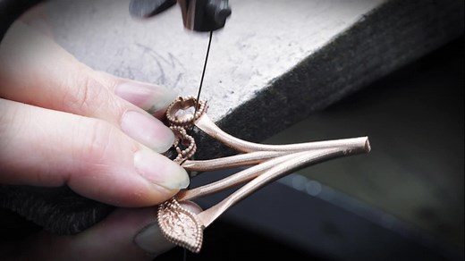 Designed as a Springtime tableau, the Lucky Spring clip is the result of a delicate production process which includes a meticulous work on each of the precious materials. #VCAspring #VCAluckyspring #VanCleefArpels #spring | Van Cleef & Arpels