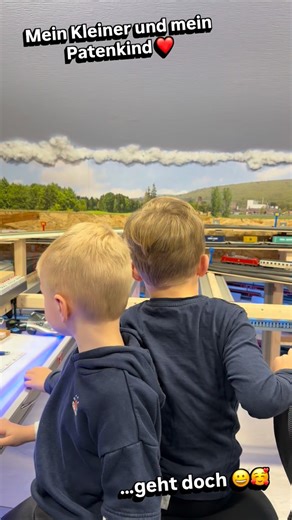 Mein Sohn mit seinem besten Freund 🫶 und zugleich mein Patenkind… zusammen macht es einfach Spass, dafür lohnen sich die Nachtschichten! Und trotz Check fiel doch noch der Sound bei einer Piko Lok aus… naja Decoder eben neu bespielt und weiter ging es 😀❤️ [Werbung wegen Markennennung] [KI generierte Musik/Lizenzrechte bei MZ] www.modellbau-zager.de www.brauchemodellbahn.de www.lift87.ch Partnerseiten: @modellbahn007_h0 @matthiasmobabg @gert.frisch.5055 @modellbahnfreund_Osthessen @norton_br103