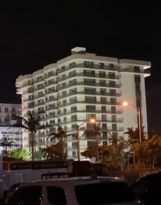 [VIDEO] Miami: Demolición de los restos del edificio Champlain Towers South en Surfside, Florida. Especialistas en demoliciones detonaron explosivos esta noche para derribar la estructura dañada que permanecía en pie tras el derrumbe parcial de un condominio del sur de Florida. La demolición del edificio en Surfside era crucial para poder reanudar la búsqueda de víctimas por el derrumbe del 24 de junio, y también para abrir nuevas áreas a las que puedan tener acceso los rescatistas. Nadie ha sid