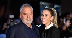 Luc Besson en couple avec une jeune chroniqueuse de 32 ans sa cadette (et son père n'est pas n'importe qui)