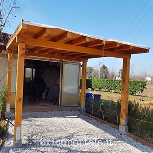 Mai pensato di costruire una tettoia in legno per riparare l'auto? 🚗 Scopri come fare nei commenti... 😉 | Bricoportale