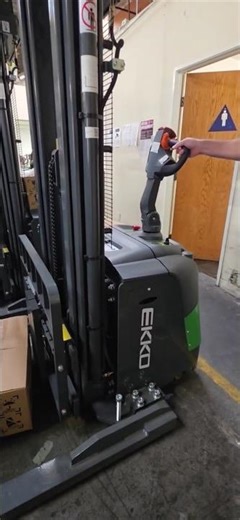 Ekko EB20CS - 189Li Straddle Stacker