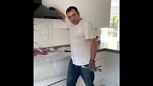 How to Replace Glass Splashbacks? To successfully remove a glass splashback it is a good practice to Not Over Do It With Silicon Adhesive in the First Place! | CreoGlass