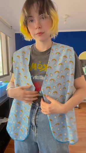 Ilonka Obilinovic on Instagram: "Les presento mi nuevo lugar favorito 💖 Siempre había querido una mesa grande para hacer mis locuras, si te gustan los juegos de mesa seguramente entiendes el sentimiento, jajajaja. Recuerden que sea lo que sea, siempre tengan un espacio para sus snacks y por supuesto, acompañarlos con Fanta que es la dupla perfecta. Algún día les muestro más fotos de la ropa que estoy haciendo, cuando no me salgan tan chuecas las cosas. 🫠 @fanta_cl #LoDivertidoDeSnackear #publi