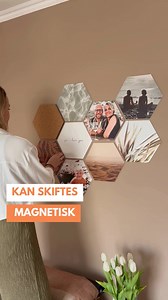 Med Modulari laver du nemt den flotteste fotocollage. Hæng op uden at bore med selvklæbende magneter. Nemt at udvide og opdatere. ✔️ Sekskanter, cirkler & firkanter ✔️ På forex, aluminium eller plexiglas ✔️ Velegnet til alle vægge ✔️ 3 års ophængningsgaranti | Modulari