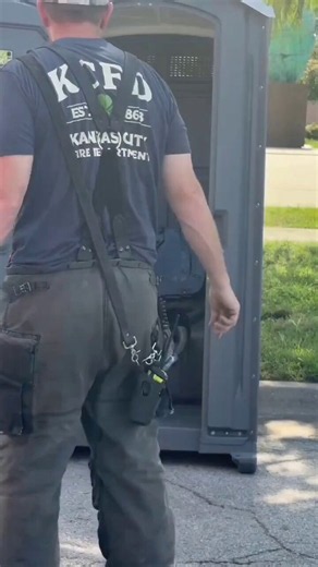 🚨 ABSOLUTE NIGHTMARE FUEL. 🚨 I’ve spent years working in the ER and thought I’d seen every bizarre, horrific, and unbelievable medical emergency possible... until this.​Kansas City firefighters had to use a POWER SAW to cut a man out from UNDERNEATH the toilet seat of a porta-potty holding tank.​Just imagine the sheer physical and sensory terror of being trapped in pitch black, breathing in toxic chemical fumes, desperately clawing at the opening. The extreme precision the rescue crew needed t