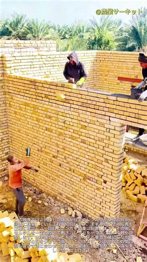 レンガ積み技術：住宅の壁をゼロから築く工程 — 熟練の職人が完璧な配置でレンガの家を仕上げる様子と、プロによるモルタル塗りの技法