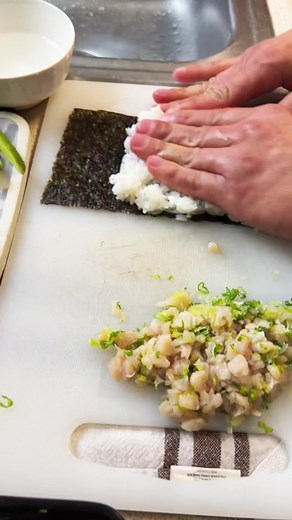 How to Make a Traditional Yellowtail Roll with Green Onion