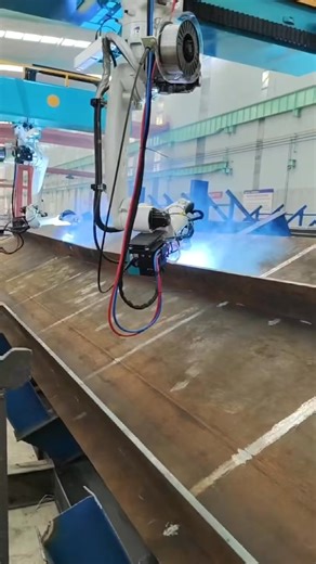 The welding of the ship-type seam for bridge bottom plates in the eight-axis cantilever series products. Refers to robotic welding systems equipped with 8 axes of motion, typically including 6 articulated joints on the robot arm plus 2 external axes (such as a positioner or linear rail). The cantilever structure allows the welding arm to span large workpieces, making it suitable for welding large bridge components. Bridge bottom plates These are large structural steel plates used at the base of 