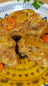 Pollo en salsa a la naranja 👌. Ingredientes 1 Pollo (troceado). 200ml Zumo de naranja. 150ml Vino blanco. 150ml Agua. 2 Zanahorias. 1 Cebolla. 2 Dientes de ajo. 1 Tomate pequeño maduro. 1cda Tomillo seco. 1/2cda Harina. 10 o 12 Granos de pimienta. Sal, pimienta y aceite de oliva. Con 5 o 10 minutos de reposo esta riquísimo 👌 pero si lo dejamos de un día para otro esta que se sale 😋 #Pollo #recetas #receitas #recetasfaciles #receitafacil #salsa #receitacaseira #recetascaseras #comida #comidaca