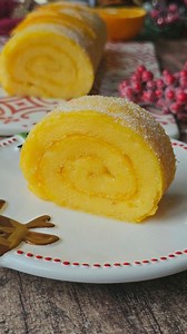 Torta de Laranja húmida 🍊 Torta de laranja é daquelas tortas deliciosas que nem recheio é necessário. É uma das receitas que não pode faltar na vossa mesa de natal🎅 Ingredientes: 🍊6 ovos 🍊2 colheres de sopa mal cheias de farinha 🍊200 g de açúcar 🍊15 g de manteiga sem sal derretida 🍊1 colher de chá de fermento em pó 🍊2 laranjas (a raspa e o sumo) Prepração: 🍊Pré-aquecer o forno a 190º 🍊Numa tigela colocar açúcar e a raspa laranja para aromatizar mexemos. 🍊Adicionamos farinha,fermento,s