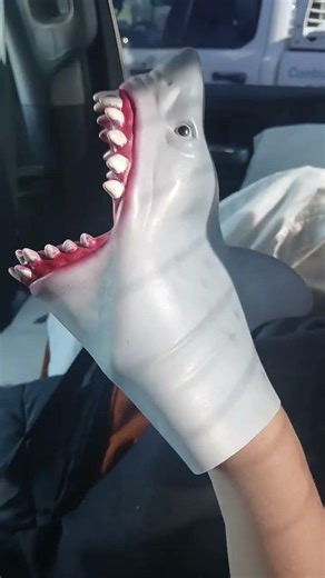 SP SHORT: Shark Puppet Sings Globglogabgalab!