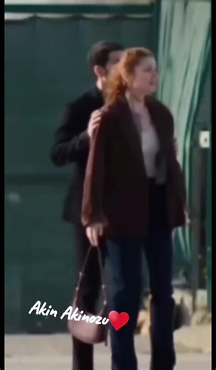 Akin Akinozu: Il Raggio di Luce nel Mondo dello Spettacolo