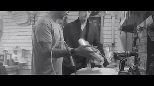 Conçue “par nécessité” par Ed O’Brien…découvrez la EOB Sustainer Stratocaster et le pourquoi du comment de la nouvelle Fender du guitariste de Radiohead. Plus d’infos : http://shop.fender.com/fr-FR/ed-obrien-sustainer-stratocaster | Fender