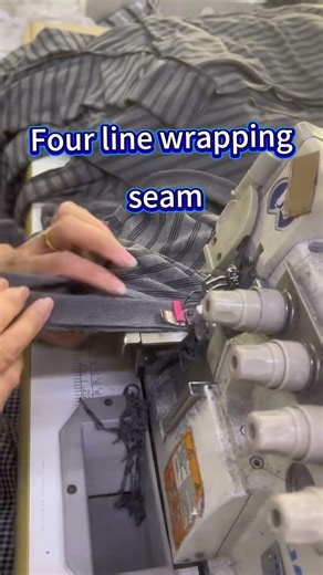 The key step of sewing the neckline of a knitted T shirt four line sewing