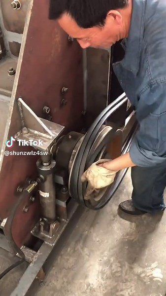 The workers are already very skilled in belt installation#jawcrusher#conecrusher#counterattack#hammercrusher#sandmakingmachine