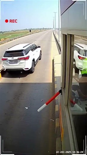 fortuner ne toll Tod Diya 😱 || Car breaking toll incident #shorts ||
